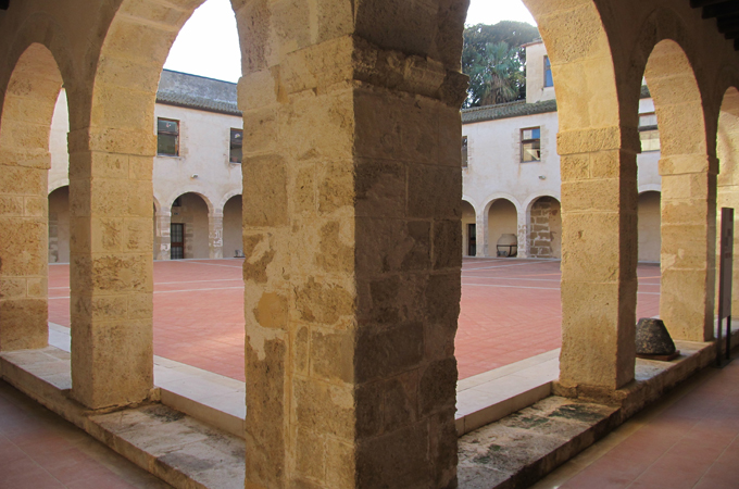 Foto del chiostro della Badia, sede del museo di Licata