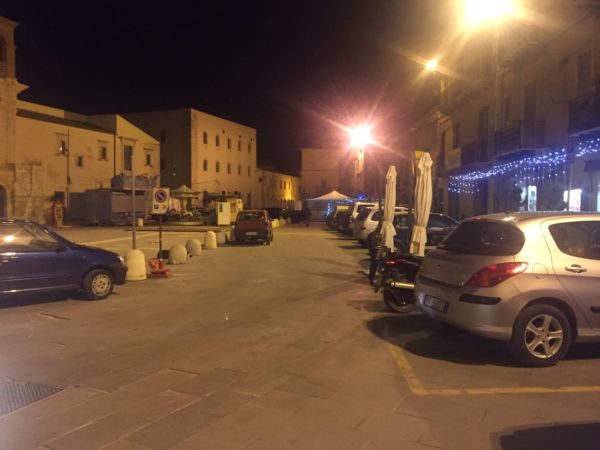 Auto in sosta in piazza Sant'Angelo