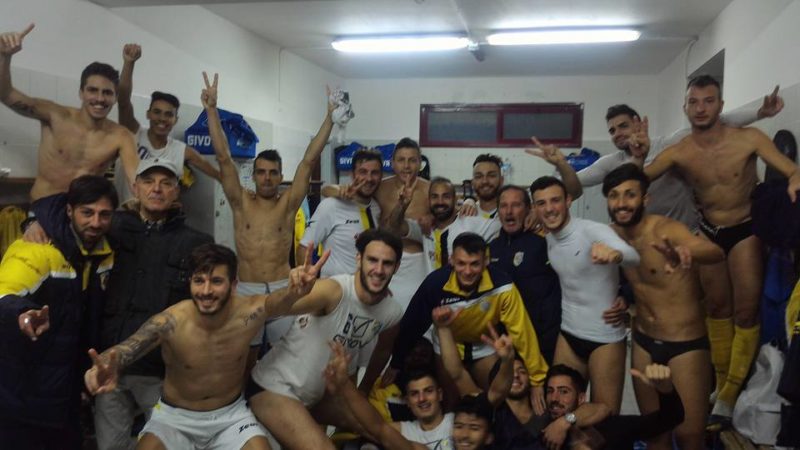 L'esultanza dei calciatori del Licata, nello spogliatoio, dopo il successo col Castelbuono