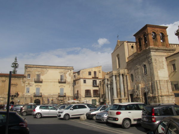 Piazza Sant'Angelo con le auto