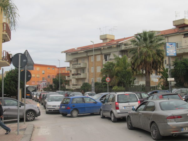 Auto incolonnate in via Dalla Chiesa