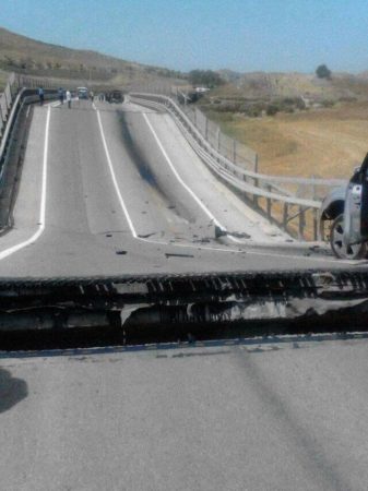 Il viadotto crollato
