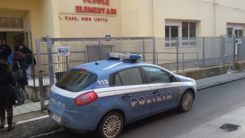 L'auto della polizia davanti l'ingresso del "Liotta"