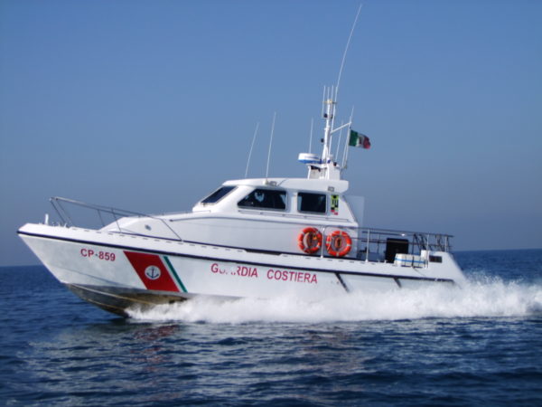 Una motovedetta della guardia costiera