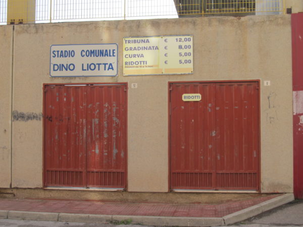 L'ingresso dello stadio "Dino Liotta"