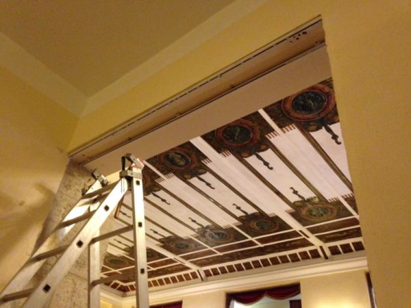 Un particolare del soffitto del foyer del "Re Grillo"