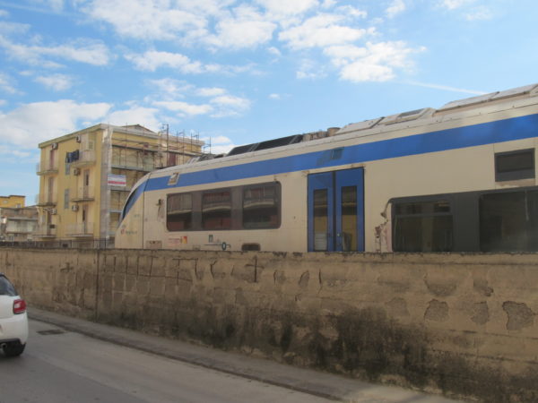 Un treno in transito a Licata