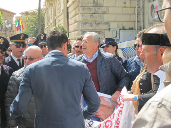 Un momento della protesta dell'avvocato Anrone il 25 aprile 2016 a Licata