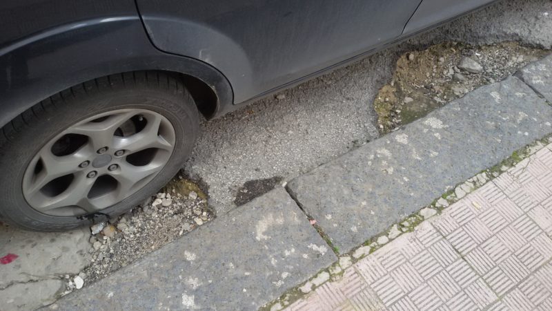 Le buche nell'asfalto di via architetto Licata