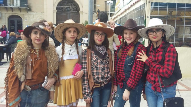 Alunni delle scuole con abiti di Carnevale