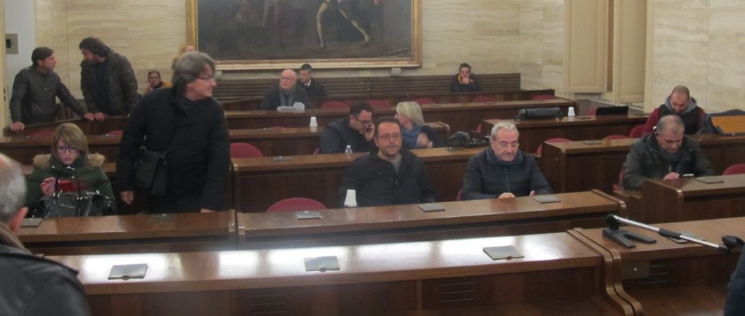 Solo pochi consiglieri in aula per votare il bilancio