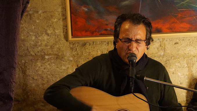 Il cantautore Cesare Lo Leggio
