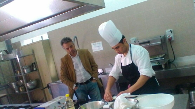 Ibram Kelliny mentre prepara il piatto