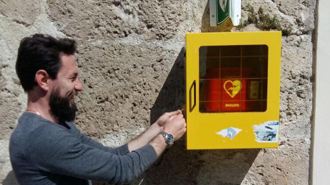 Un tecnico ricolloca il defibrillatore al proprio posto