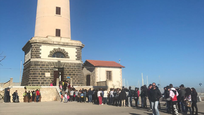 La fila per visitare il faro San Giacomo