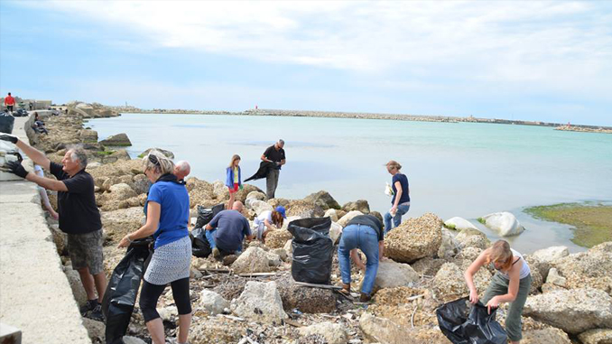 I diportisti ripuliscono il porto turistico