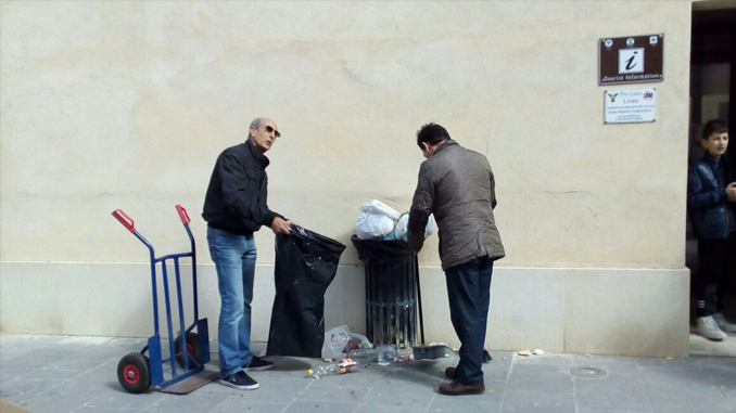 I rappresentanti della Pro Loco raccolgono i rifiuti