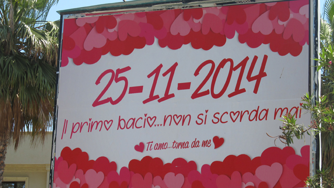 Il cartellone pubblicitario con la dichiarazione d'amore