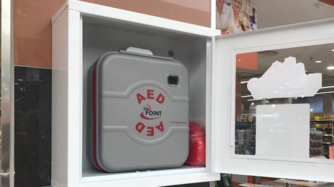 Il defibrillatore installato nel centro commerciale il porto