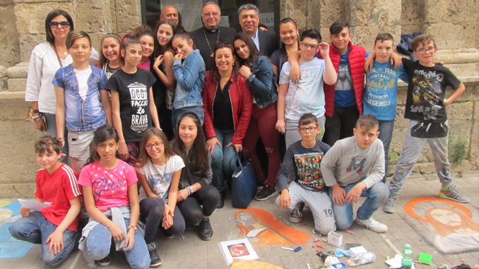 I bambini della Quasimodo con l'arcivescovo Montenegro
