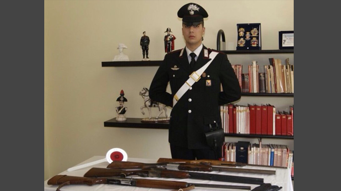 I carabinieri mostrano le armi ritirate al narese