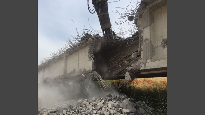 La demolizione delle campate del viadotto Petrulla