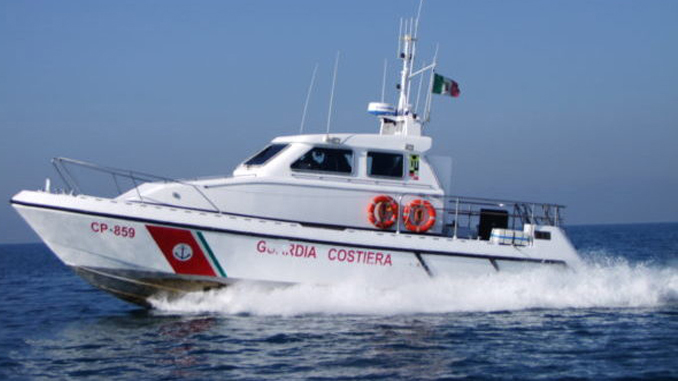 Una motovedetta della guardia costiera