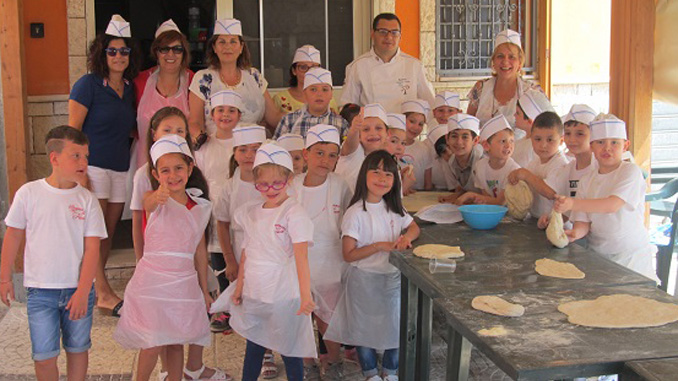 Bambini e insegnanti della prima C della Leopardi