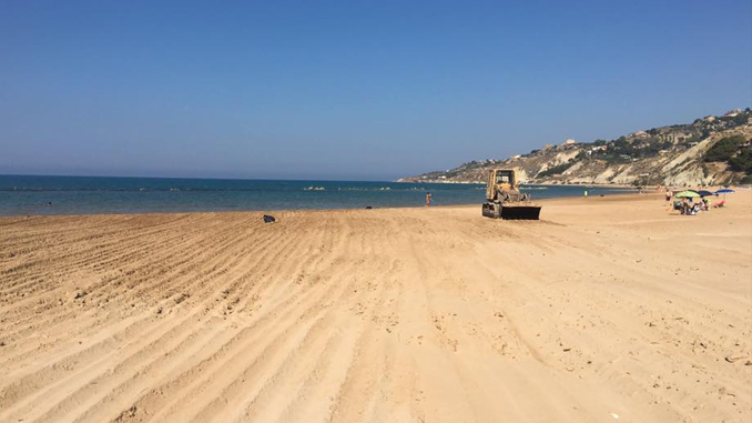 Operai al lavoro sulla spiaggia di Marianello