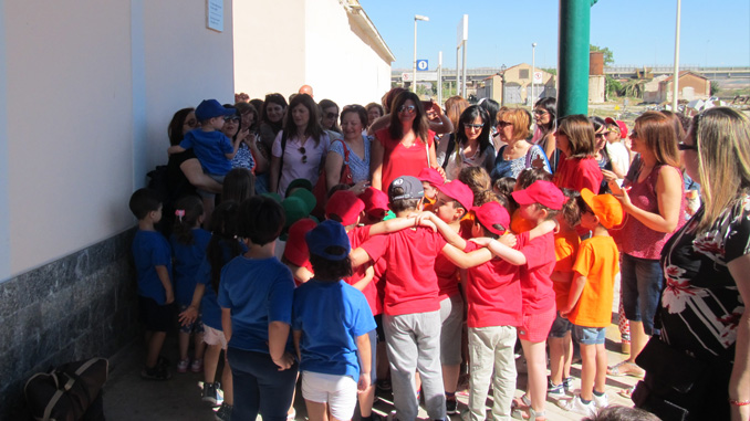 Insegnanti, genitori e bambini alla stazione