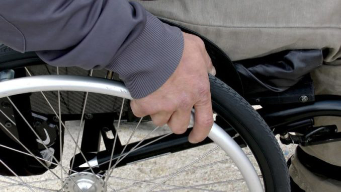 Un disabile in carrozzina