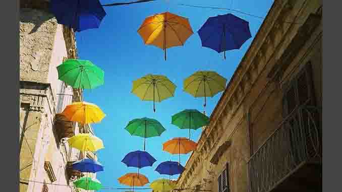La strada degli ombrelli