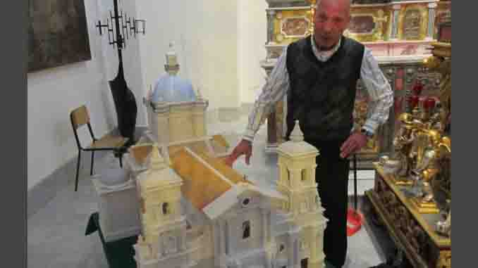 Antonio Bellimo mostra la ricostruzione del santuario di Sant'Angelo