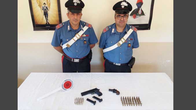 I carabinieri mostrano le armi sequestrate a Naro