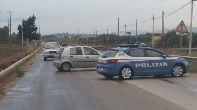 La polizia blocca i migranti sulla provinciale San Michele