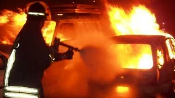 I pompieri spengono l'incendio di un'auto