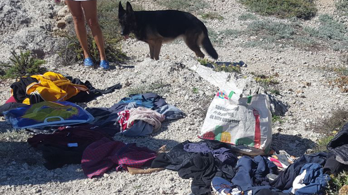 Gli indumenti abbandonati dai migranti sbarcati a Nicolizia