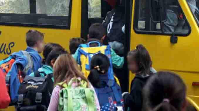 Bambini salgono sullo scuolabus