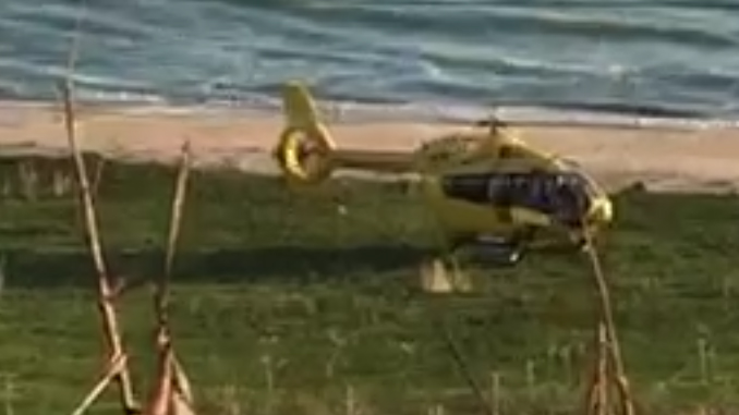 L'elicottero atterrato sulla spiaggia