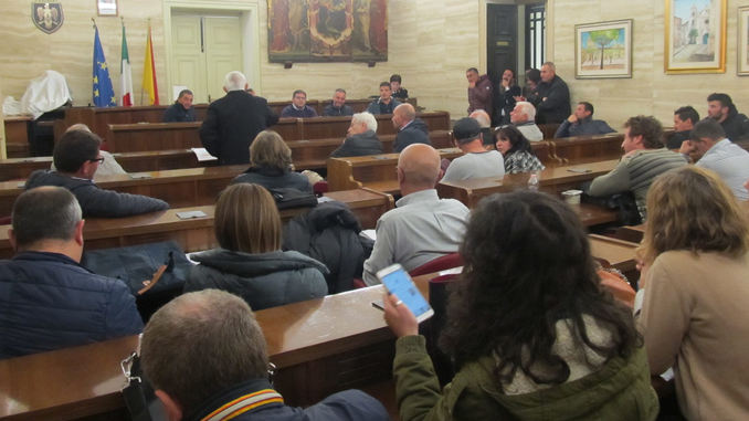 L'assemblea dei No Triv al Comune