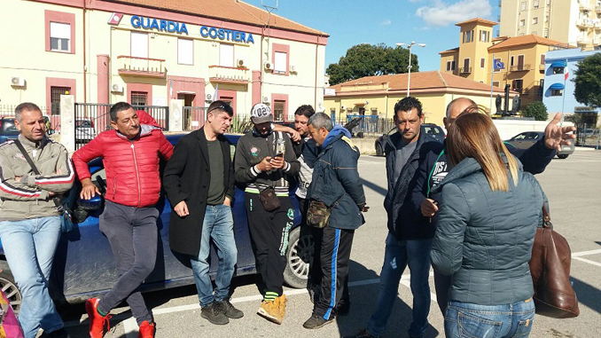 Il sit in dei pescatori al porto