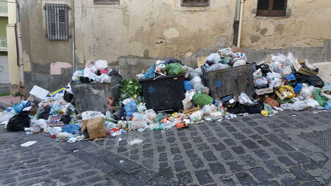 Rifiuti nel quartiere San Paolo