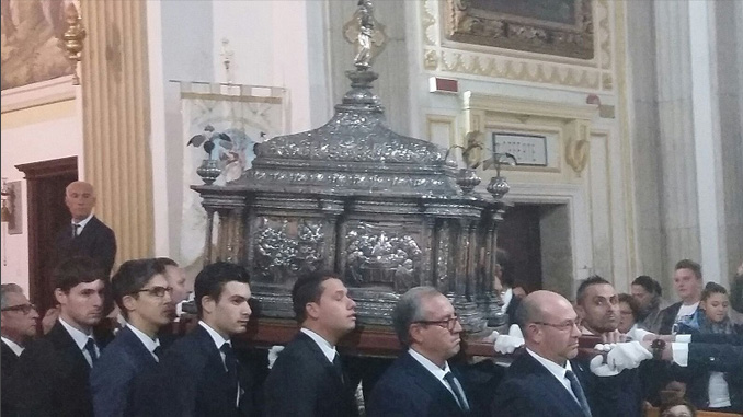 La processione dell'urna di Sant'Angelo nel santuario