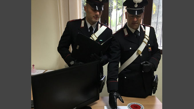 I carabinieri mostrano il tv color recuperato