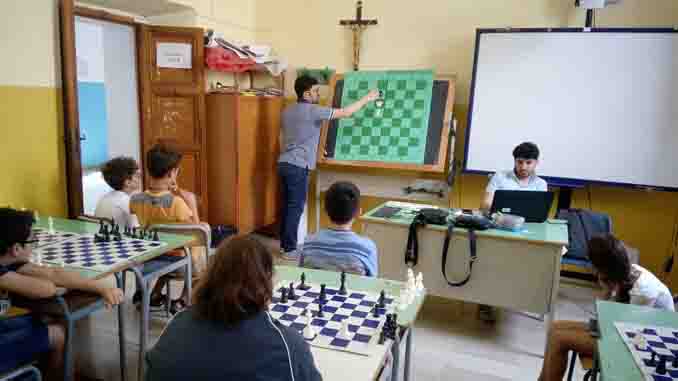 Uno degli incontri con i ragazzi sugli scacchi