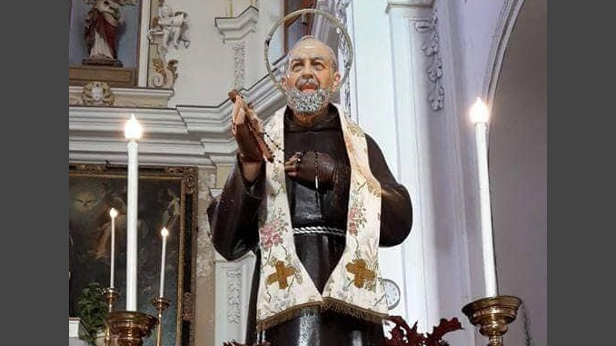 La statua di Padre Pio