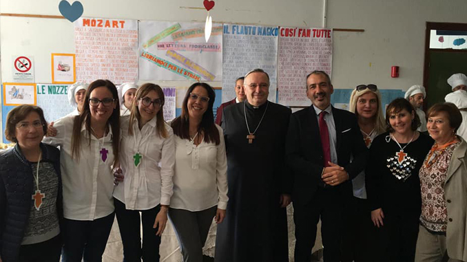 Monsignor Montenegro con i docenti del "Giorgio"