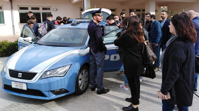 Alunni del Pirandello al commissariato di Palma