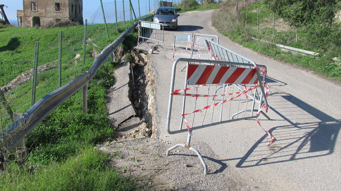 Strada Monserrato crollata