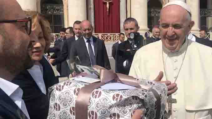 Colomba pasquale per il Papa